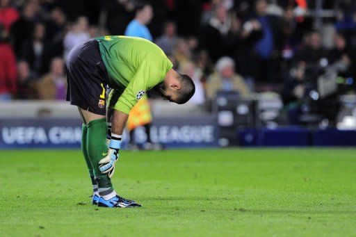 Barcelona&#039;s goalkeeper Victor Valdes takes a rest during the match against Bayern Munich in Barcelona on May 1, 2013