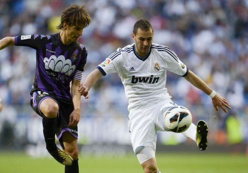 Real Madrid&#039;s forward Karim Benzema (R) clashes with Valladolid&#039;s midfielder Alvaro Rubio in Madrid on May 4, 2013