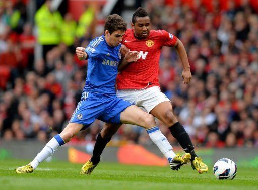 Manchester United&#039;s Anderson (R) vies with Chelsea&#039;s Oscar at Old Trafford on May 5, 2013