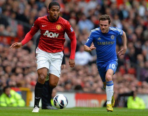 Manchester United&#039;s Antonio Valencia (L) is chased by Chelsea&#039;s Juan Mata at Old Trafford on May 5, 2013