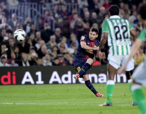 Barcelona&#039;s Lionel Messi scores on a free kick at the Camp Nou stadium in Barcelona on May 5, 2013