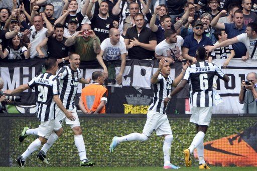 Juventus&#039; Arturo Vidal (R) celebrates scoring a penalty during a Serie A  match against Palermo on May 5, 2013