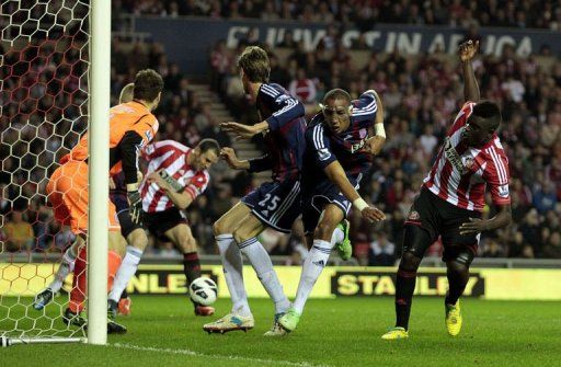 Sunderland&#039;s John O&#039;Shea (2nd L) scores at the Stadium of Light, Sunderland, England, on May 6, 2013