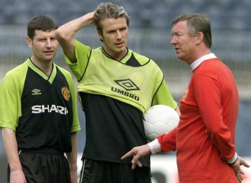 Manchester United's manager Alex Ferguson (R) talks to David Beckham (C) and Denis Irwin on May 25, 1999 in Barcelona