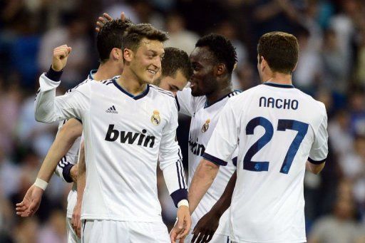 Real Madrid&#039;s German midfielder Mesut Ozil (L) celebrates in Madrid on May 8, 2013