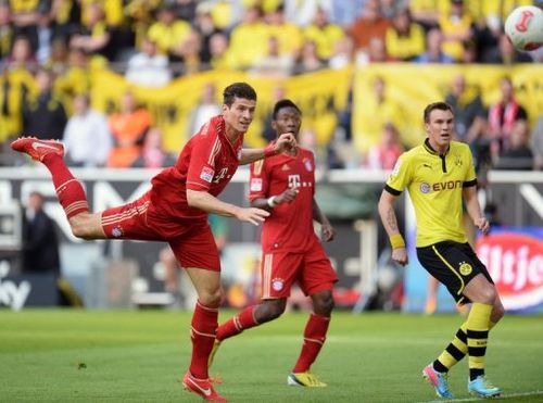 Bayern Munich striker Mario Gomez (L) scores during a Bundesliga match against Borussia Dortmund on May 4, 2013