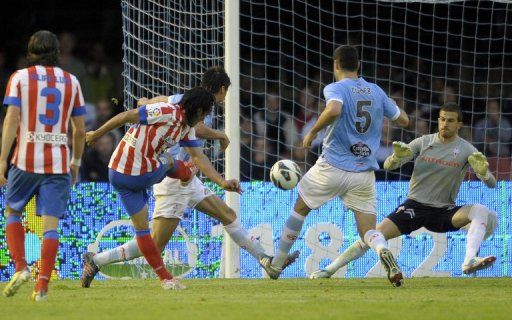 Atletico Madrid&#039;s Radamel Falcao (2ndL) scores against Celta, on May 8, 2013