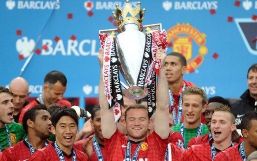 Wayne Rooney lifts the Premier League trophy in Manchester on May 12, 2013