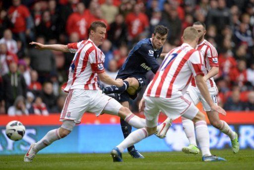 Tottenham Hotspur&#039;s Gareth Bale (2nd L) takes a shot at goal during their match against Stoke City on May 12, 2013