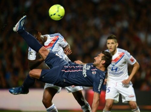 Paris Saint-Germain's Ezequiel Lavezzi (R) and Lyon's Fofana Gueida are pictured during their match on May 12, 2013