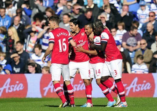 Arsenal&#039;s Theo Walcott (2nd R) celebrates after scoring during their Premier League match against QPR on May 4, 2013