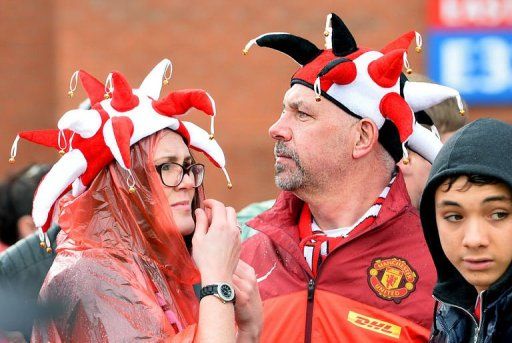 Manchester United fans gather outside Old Trafford Stadium in Manchester on May 13, 2013