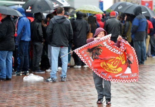 Manchester United fans gather outside Old Trafford Stadium in Manchester on May 13, 2013