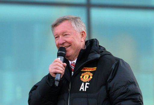 Alex Ferguson addresses the crowds from the champions&#039; bus outside Old Trafford Stadium in Manchester on May 13, 2013