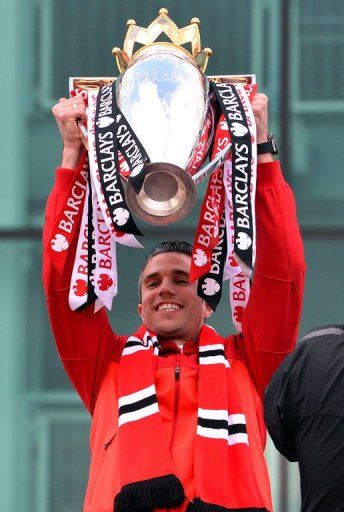 Manchester United&#039;s Dutch striker Robin van Persie holds the Premier League trophy  on May 13,  2013 in Manchester