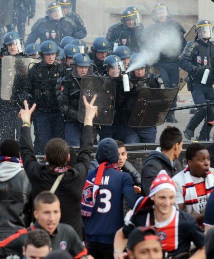 Paris Saint-Germain&#039;s supporters clash with riot police, on May 13, 2013 in Paris