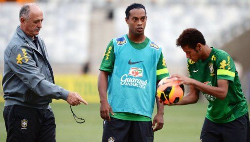 Luiz Felipe Scolari (left) with Ronaldinho Gaucho (centre) and Neymar in Belo Horizonte on April 23, 2013