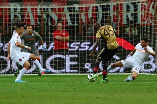 Simone Perrotta (right) intercept Mario Balotelli at the San Siro stadium in Milan on May 12, 2013