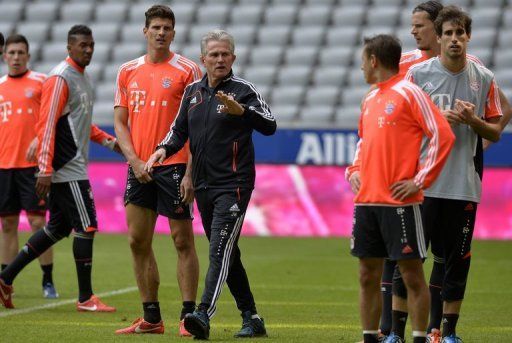 Jupp Heynckes (C) stages a training session for the Bayern Munich squad at the Allianz Arena on May 14, 2013