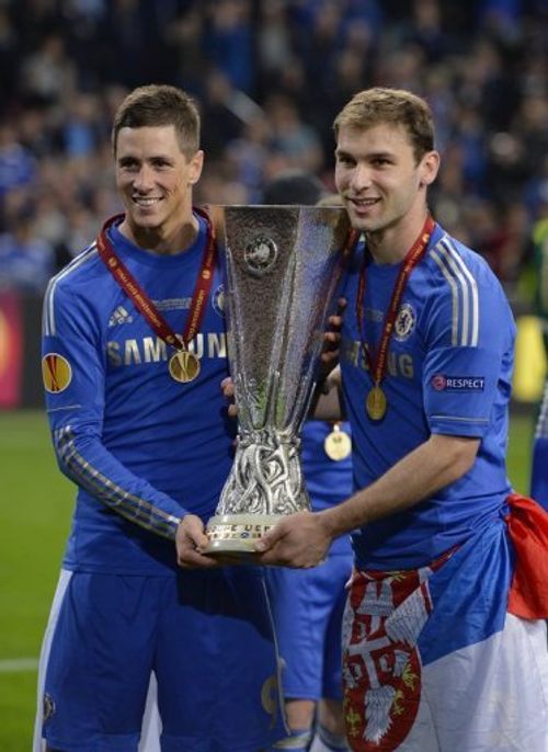 Chelsea's Branislav Ivanovic (R) and Fernando Torres pose with the Europa League trophy on May 15, 2013