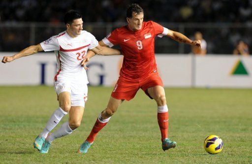 Singapore&#039;s Aleksandar Duric and the Philippine&#039;s Paul Dela Cruz Mulders (L) are pictured on December 8, 2012