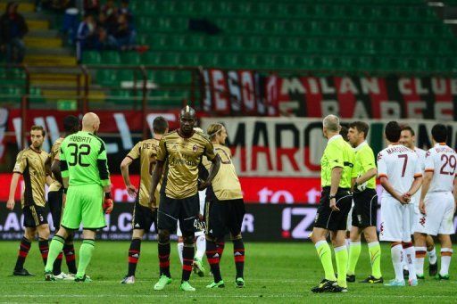 Referee Gianluca Rocchi (4th right) temporarily suspended the Serie A match between AS Roma and AC Milan on May 12, 2013