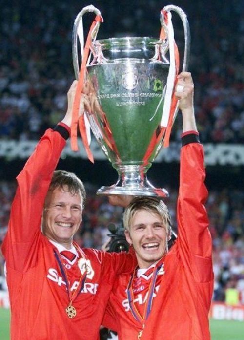 Manchester United's Teddy Sheringham (L) and David Beckham hold aloft the Champions League Cup on May 26, 1999