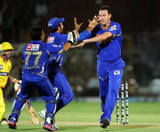 Australian fast bowler Shaun Tait (R) is pictured during a match in Jaipur on May 10, 2012