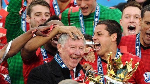 Alex Ferguson celebrates with Manchester United players at Old Trafford on May 12, 2013