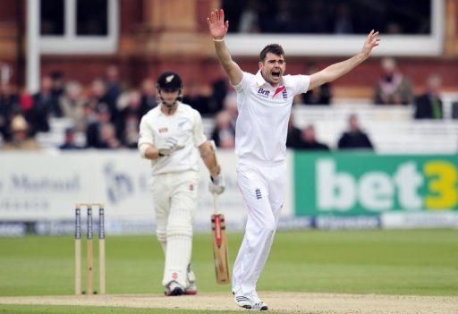 England&#039;s James Anderson (R) appeals unsuccessfully for the wicket of New Zealand&#039;s Kane Williamson, May 17, 2013