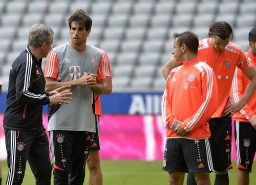 Bayern Munich's head coach Jupp Heynckes (L) speaks to his players during a training session in Munich, May 14, 2013