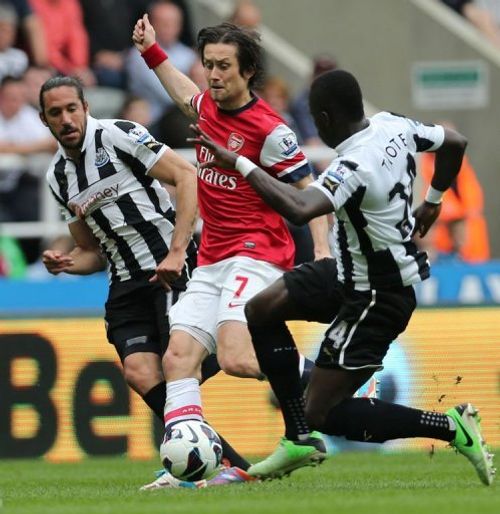 Arsenal's Tomas Rosicky (C) competes with Newcastle United's Cheick Tiote (R) and Jonas Gutierrez (L) on May 19, 2013