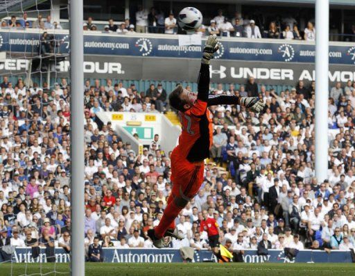 Sunderland keeper Simon Mignolet unsuccessfully tries to stop a goal by Tottenham Hotspur&#039;s Gareth Bale on May 19, 2013