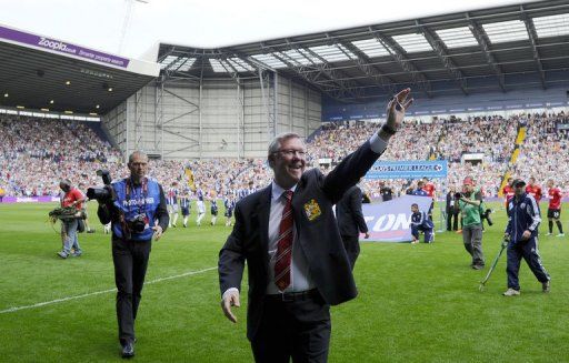 Manchester United manager Alex Ferguson acknowledges the crowd in West Bromwich, on May 19, 2013