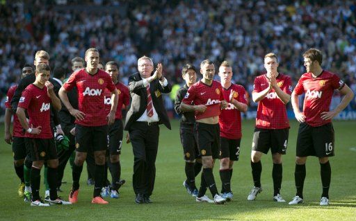 Manchester United&#039;s Alex Ferguson and his players greet the crowd after their match against West Brom on May 19, 2013