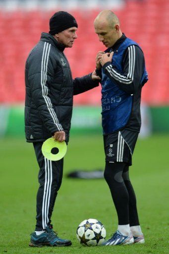 Bayern Munich&#039;s Head Coach Jupp Heynckes talks with midfielder Arjen Robben (R) in London on May 24, 2013