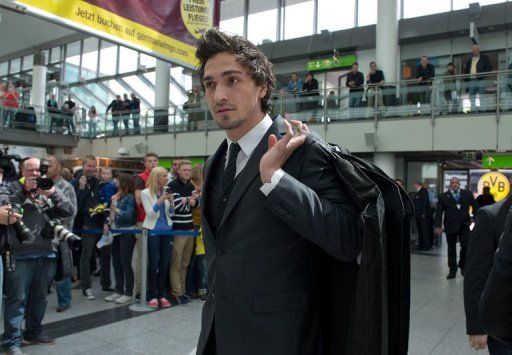 Borussia Dortmund&#039;s Mats Hummels arrives for check-in at the airport in&Acirc;&nbsp;Dortmund, Germany, on May 24, 2013