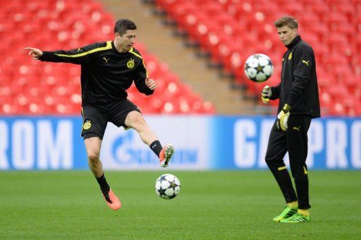 Borussia Dortmund&#039;s Polish striker Robert Lewandowski attends a training session at Wembley Stadium on May 24, 2013