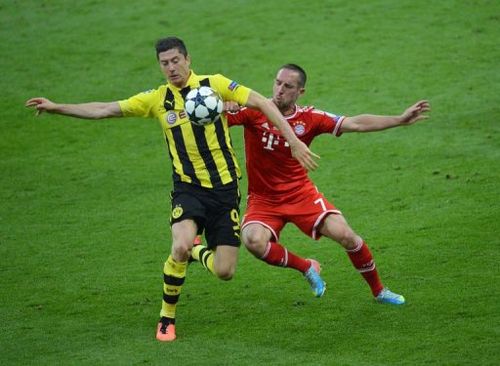 Dortmund's Robert Lewandowski (L) fights for the ball with Bayern Munich's Franck Ribery in London, May 25, 2013