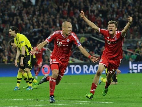 Bayern Munich's midfielder Arjen Robben (L) celebrates scoring in London on May 25, 2013