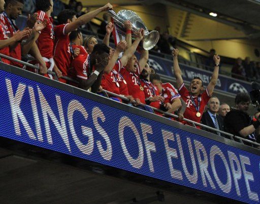 Bayern Munich&#039;s midfielder Arjen Robben lifts the trophy after the UEFA Champions League final in London on May 25, 2013