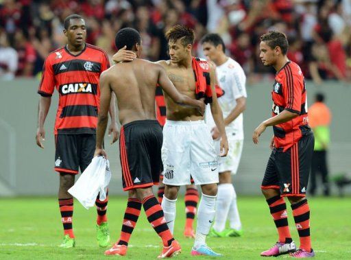 Neymar (C) of Santos says farewell to Flamengo players on May 26, 2013.