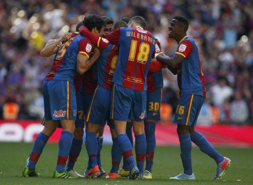 Crystal Palace&#039;s Kevin Phillips (C) celebrates with his team-mates after scoring in London on May 27, 2013