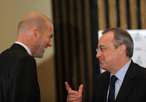 Real Madrid&#039;s Zinedine Zidane (left) speaks with Florentino Perez before a ceremony in Madrid, on November 4 2011