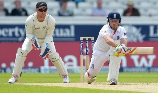 England&#039;s Ian Bell (R) plays a shot as New Zealand&#039;s Brendon McCullum looks on during the second Test on May 27, 2013