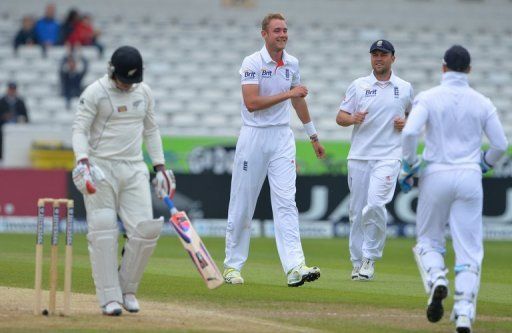 England&#039;s Stuart Broad (2nd L) celebrates after taking the wicket of New Zealand&#039;s Brendon McCullum (L) on May 28, 2013