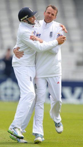 Graeme Swann (R) celebrates with Joe Root after the dismissal of New Zealand&#039;s Hamish Rutherford on May 27, 2013