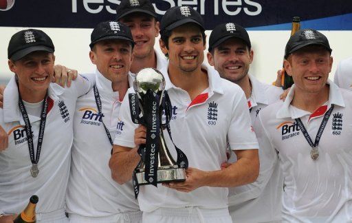 Alastair Cook (C) celebrates a series win on the fifth day of the second Test against New Zealand on May 28, 2013