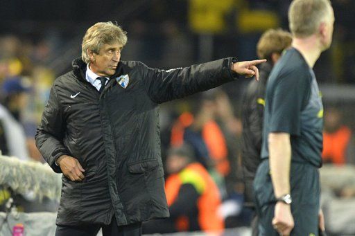 Malaga coach Manuel Pellegrini (L) shouts instructions to his team in Dortmund, western Germany, on April 9, 2013