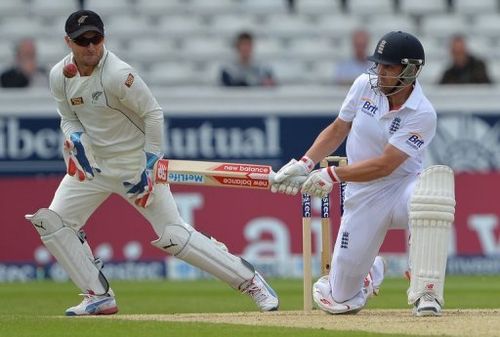 England's Jonathan Trott (R) hits a shot beside New Zealand's Brendon McCullum during the second Test, on May 27, 2013